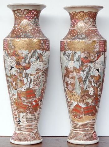 Paire de vases Japon XIXème  Grande paire de vases en faïence de Satsuma Japon fin du XIXème siècle.